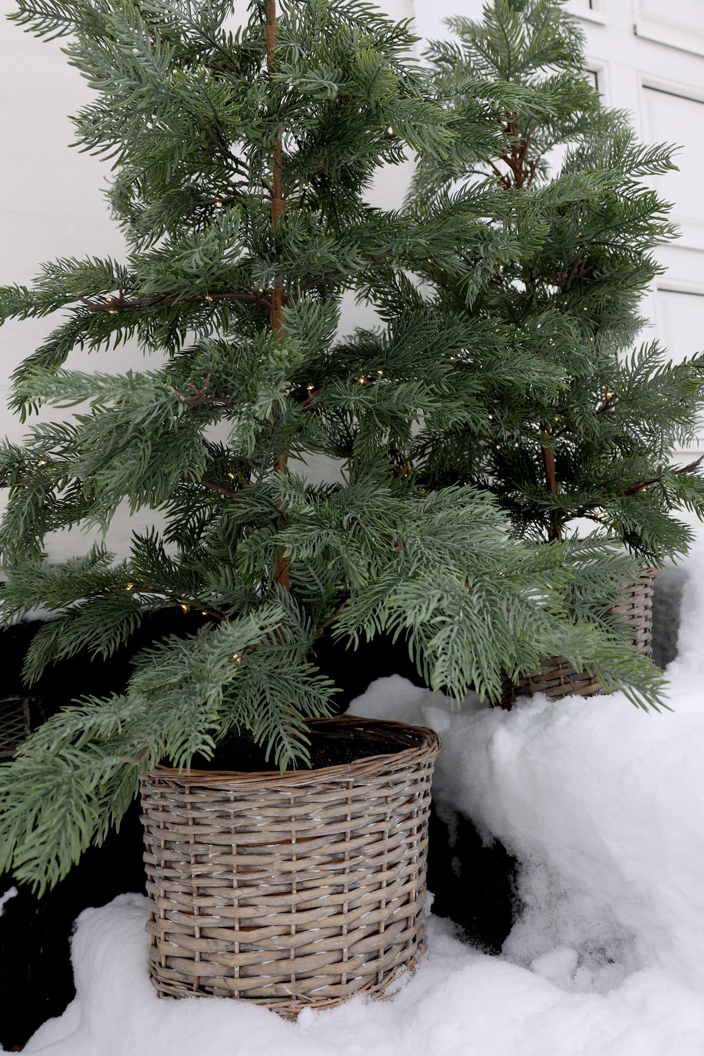Fleur Pine tree with Basket and 60 LED lights